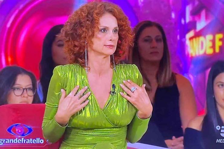 Tutti contro Beatrice Luzzi: “È una strega”