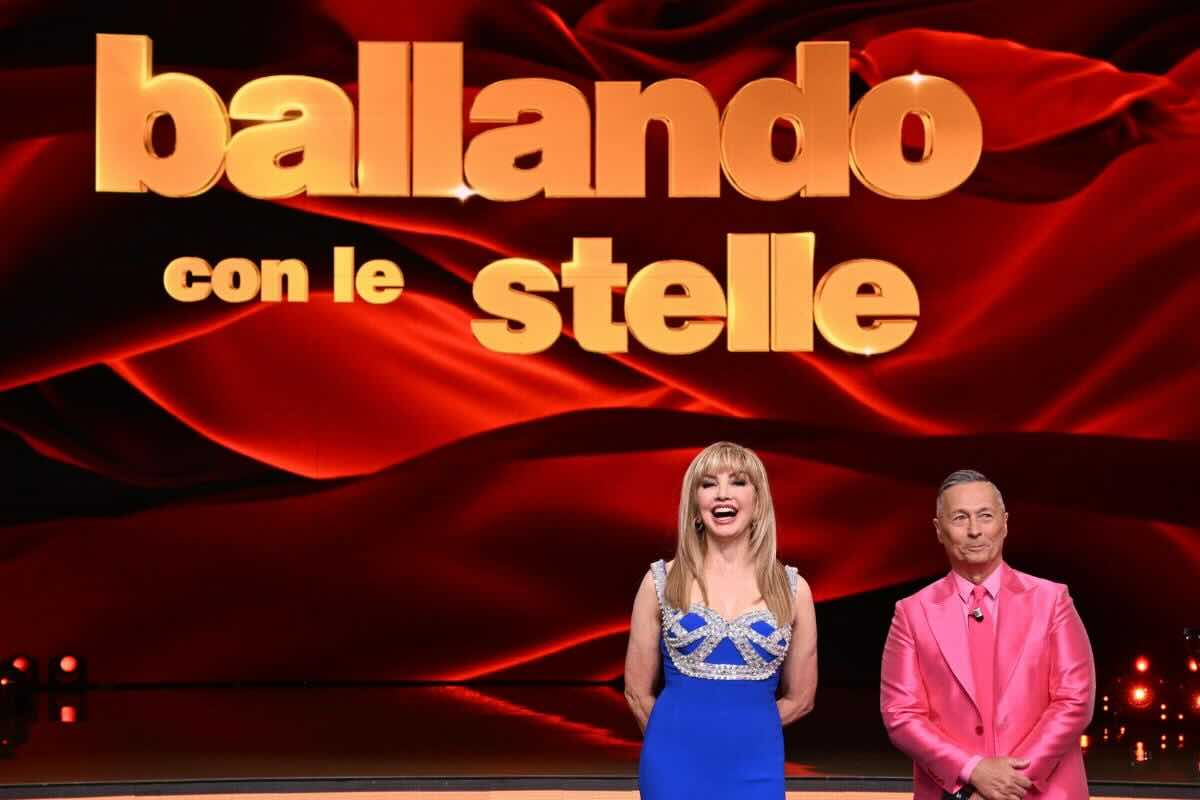 milly carlucci, paolo belli e il logo di ballando con le stelle