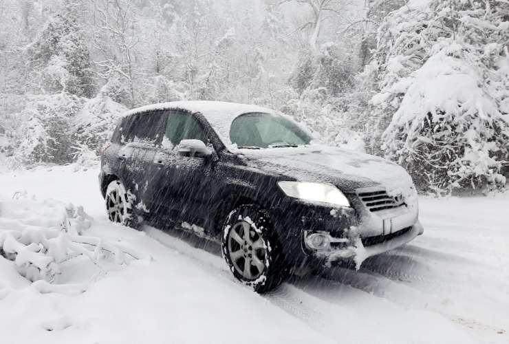 Auto su strada innevata